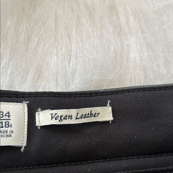 PantsAbercrombie & Fitch Curve Love Vegan Leather Cargo 90s Relaxed Pants - Picture 5 of 12